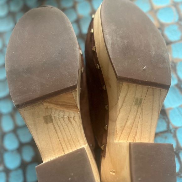 Steve Madden Brown Clogs with Chunky Heel and Suede Upper - Picture 5 of 5